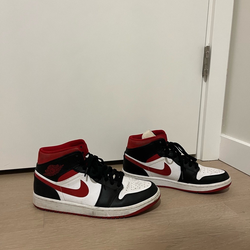 Nike Air Jordan 1 (Red/Black/White)